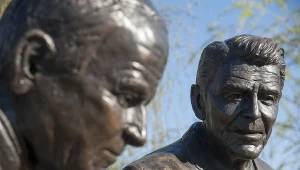 Pomnik spacerujących papieża Jana Pawła II i prezydenta USA Ronalda Reagana 