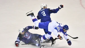 Francuzi Jordann Perret (z lewej) i Jonathan Janil oraz słowacki napastnik Ladislav Nagy