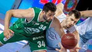 Zawodnik Polskiego Cukru Toruń Krzysztof Sulima (P) i Adam Hrycaniuk (L) ze Stelmetu BC Zielonej Góry 