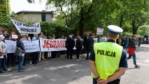  Pikieta przed kościołem pw. Michała Archanioła w Poznaniu przeciwko koncelebrowaniu mszy św. przez arcybiskupa ks. Marka Jędraszewskiego z okazji obchodów 100-lecia I LO zwanego "Marcinkiem"