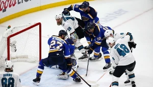 Jordan Binnington #50 z St. Louis Blues konta Tomasz Hertl #48 i Joe Pavelski #8 z San Jose Sharks 