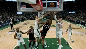 Kawhi Leonard #2 z Toronto Raptors rzuca, a Brook Lopez #11 i Ersan Ilyasova #77 z Milwaukee Bucks próbują go zablokować