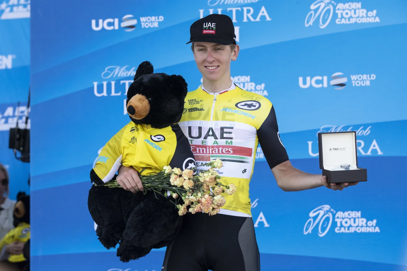 Tadej Pogacar triumfuje Tadej Pogacar triumfuje