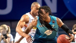  Zawodnik Polskiego Cukru Toruń Cheikh Mbodj (P) i Michał Sokołowski (L) ze Stelmetu BC Zielona Góra