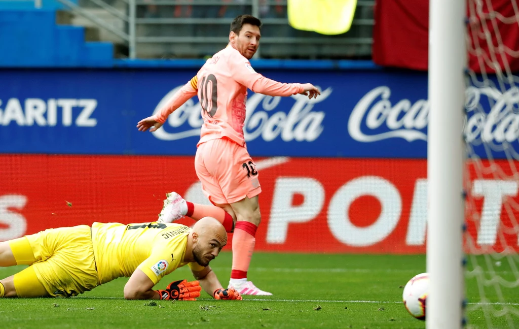 Lionel Messi strzela gola Eibarowi