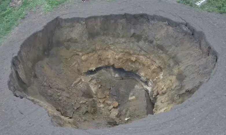 W Rosji powstało ogromne zapadlisko gruntu W Rosji powstało ogromne zapadlisko gruntu