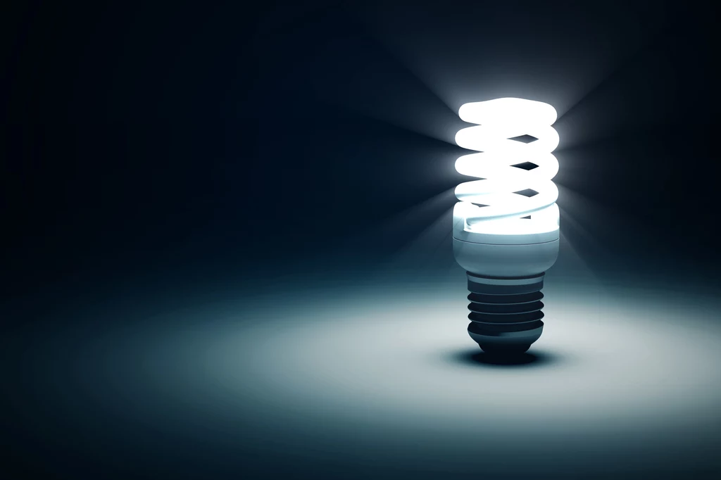  Żarówki energooszczędne zużywają mniej prądu niż tradycyjne, choć więcej niż żarówki LED