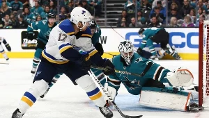 Jaden Schwartz strzela na bramkę Martina Jonesa z San Jose Sharks