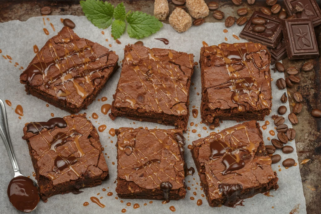 Brownie należy wyjąć z piekarnika, gdy ma lekką, delikatnie przypieczoną skórkę