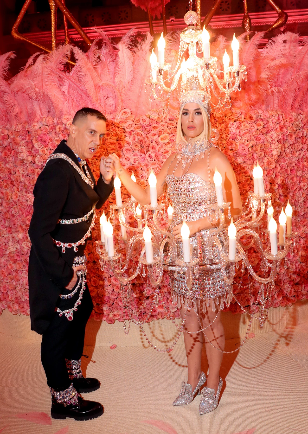 Chodzi o Jeremy'ego Scotta – amerykańskiego projektanta, dyrektora kreatywnego domu modowego Moschino. Katy zaprzyjaźniła się z nim już lata temu i jak wyznała, od samego początku swojej kariery marzyła o noszeniu ubrań właśnie od niego. Chodzi o Jeremy'ego Scotta – amerykańskiego projektanta, dyrektora kreatywnego domu modowego Moschino. Katy zaprzyjaźniła się z nim już lata temu i jak wyznała, od samego początku swojej kariery marzyła o noszeniu ubrań właśnie od niego.