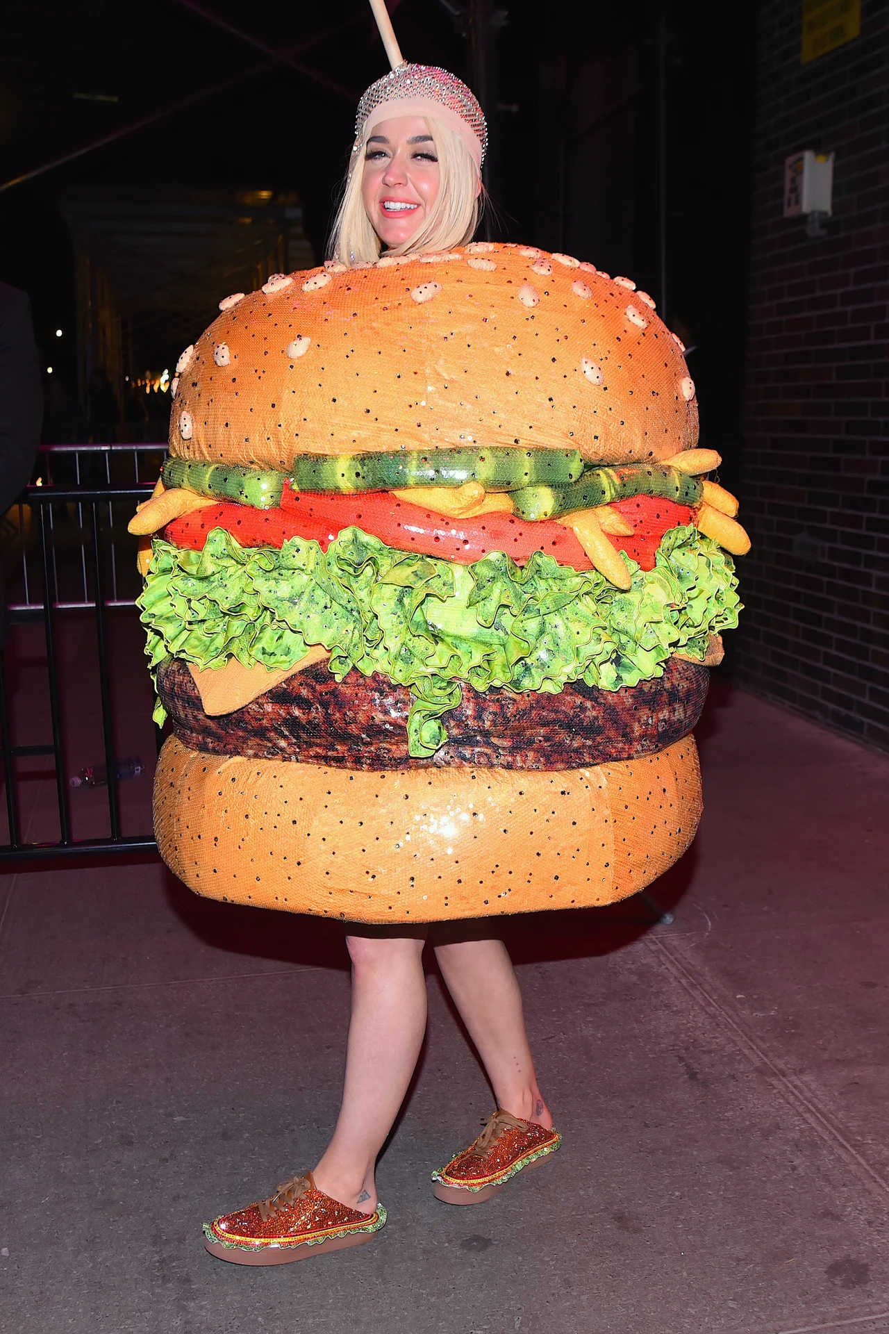 O Katy Perry było też głośno, kiedy zakładała zabawne kostiumy. W 2019 roku podczas gali MET przebrana była m.in. za burgera. O Katy Perry było też głośno, kiedy zakładała zabawne kostiumy. W 2019 roku podczas gali MET przebrana była m.in. za burgera.