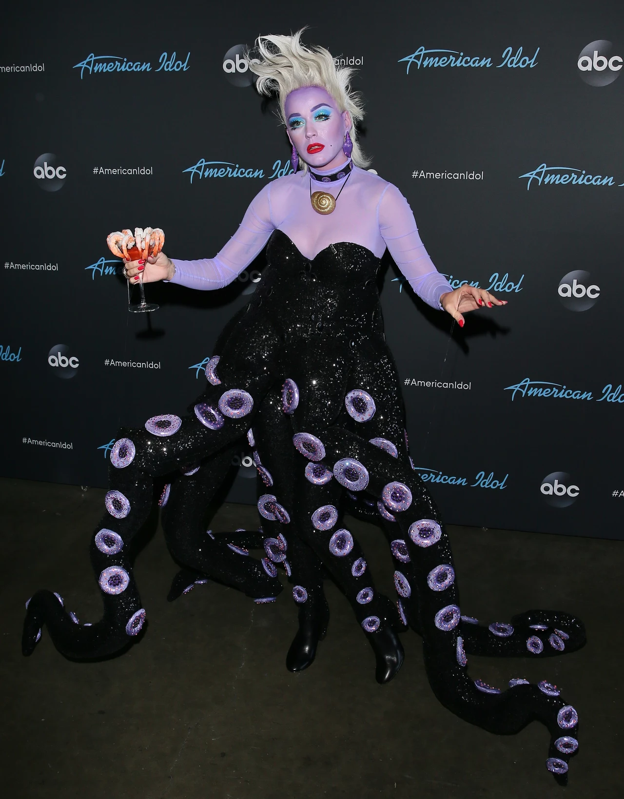 Nietypowo Katy zaprezentowała się też w amerykańskim "Idolu", gdzie jurorowała. Podczas ostatniego odcinka na żywo, w którym tematem przewodnim były utwory z Disney’a, wokalistka przebrała się za Urszulę z Małej Syrenki. Nietypowo Katy zaprezentowała się też w amerykańskim "Idolu", gdzie jurorowała. Podczas ostatniego odcinka na żywo, w którym tematem przewodnim były utwory z Disney’a, wokalistka przebrała się za Urszulę z Małej Syrenki.