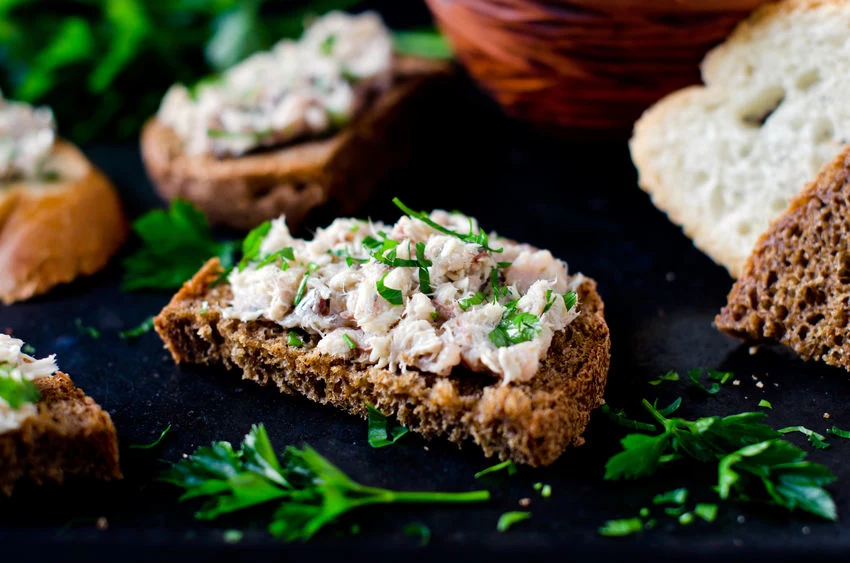 Makrela obfituje w wielonienasycone kwasy omega-3 oraz witaminę D Makrela obfituje w wielonienasycone kwasy omega-3 oraz witaminę D