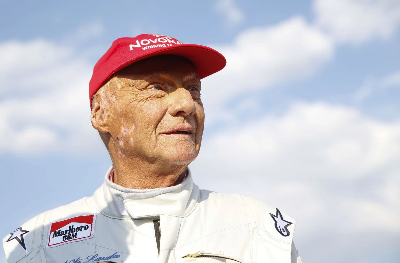 Niki Lauda trafił do Formuły 1 w 1972 roku, a trzy lata później zdobył pierwszy tytuł mistrza świata. W 1976 roku zmierzał po drugi tytuł mistrzowski, ale uległ groźnemu wypadkowi na niemieckim torze Nuerburgring. Wówczas wydawało się, że kariera sportowa Austriaka zakończy się nieszczęśliwie, tymczasem Lauda wrócił na tor już po sześciu tygodniach i do końca sezonu toczył zaciętą walkę o tytuł. Po drugie mistrzostwo sięgnął rok później, a trzeci tytuł zdobył w 1984 roku.