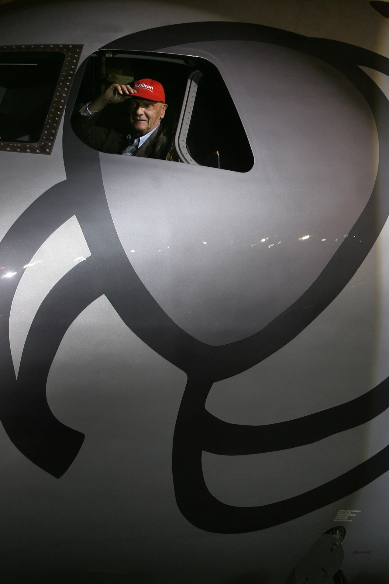 Niki Lauda trafił do Formuły 1 w 1972 roku, a trzy lata później zdobył pierwszy tytuł mistrza świata. W 1976 roku zmierzał po drugi tytuł mistrzowski, ale uległ groźnemu wypadkowi na niemieckim torze Nuerburgring. Wówczas wydawało się, że kariera sportowa Austriaka zakończy się nieszczęśliwie, tymczasem Lauda wrócił na tor już po sześciu tygodniach i do końca sezonu toczył zaciętą walkę o tytuł. Po drugie mistrzostwo sięgnął rok później, a trzeci tytuł zdobył w 1984 roku.