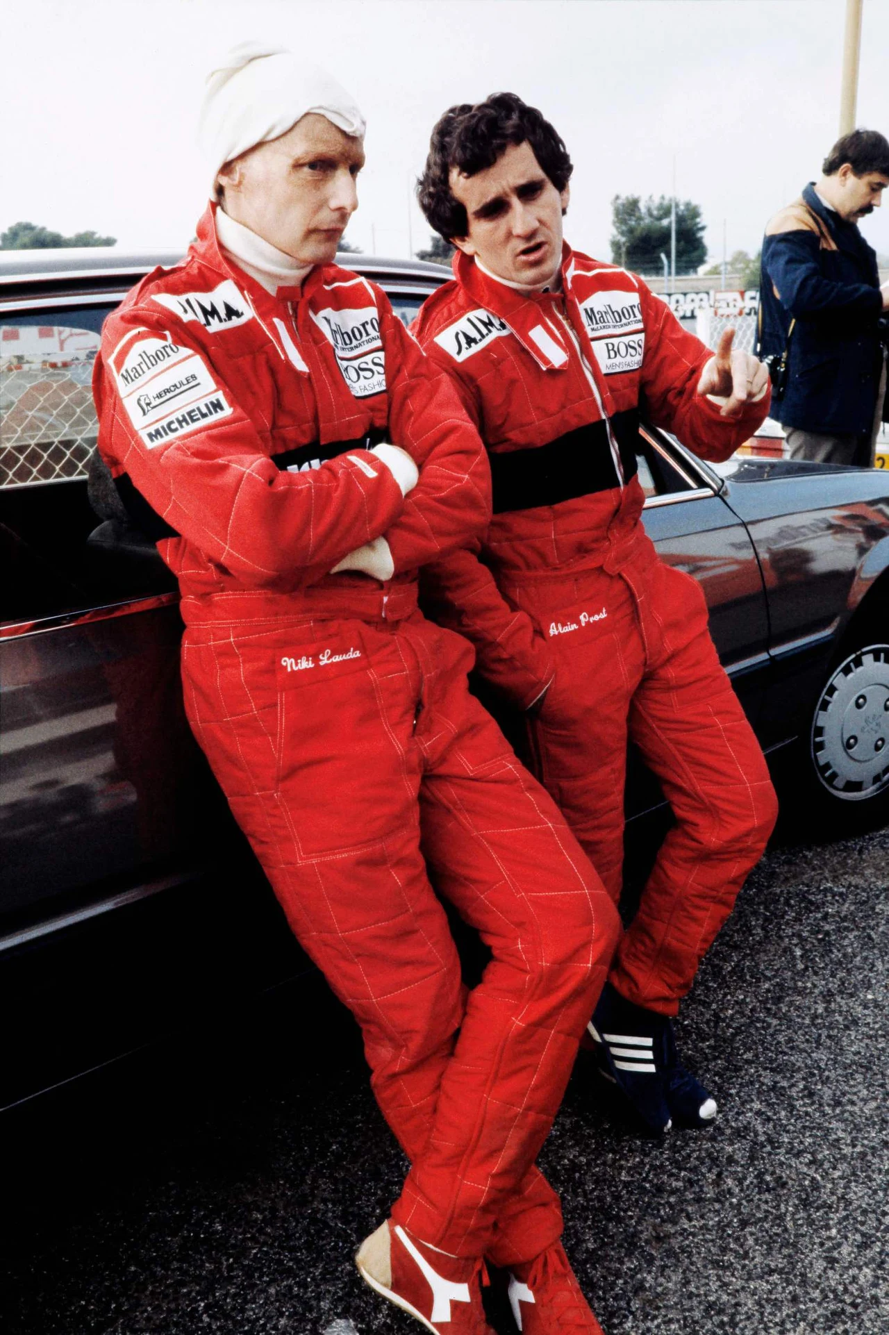 Niki Lauda trafił do Formuły 1 w 1972 roku, a trzy lata później zdobył pierwszy tytuł mistrza świata. W 1976 roku zmierzał po drugi tytuł mistrzowski, ale uległ groźnemu wypadkowi na niemieckim torze Nuerburgring. Wówczas wydawało się, że kariera sportowa Austriaka zakończy się nieszczęśliwie, tymczasem Lauda wrócił na tor już po sześciu tygodniach i do końca sezonu toczył zaciętą walkę o tytuł. Po drugie mistrzostwo sięgnął rok później, a trzeci tytuł zdobył w 1984 roku.