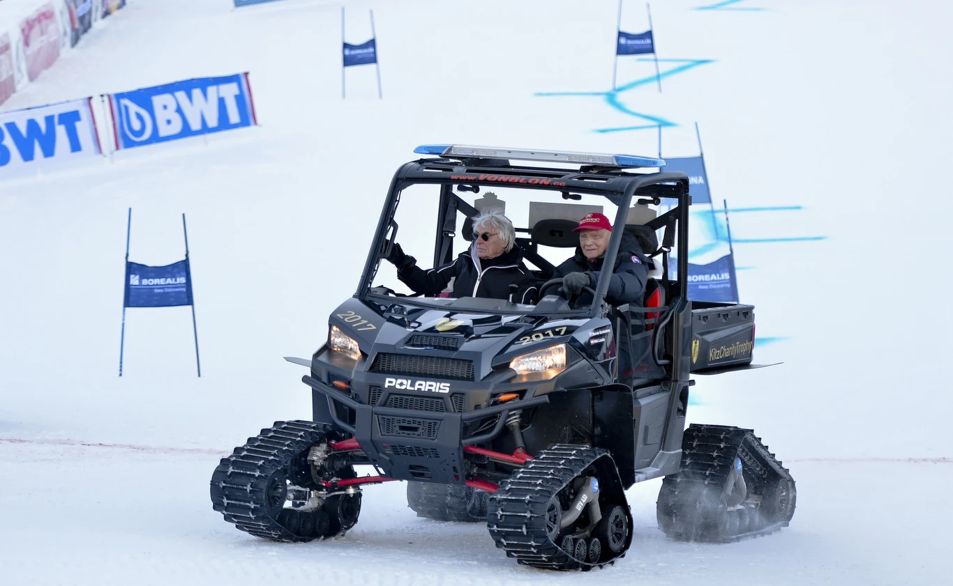 Niki Lauda trafił do Formuły 1 w 1972 roku, a trzy lata później zdobył pierwszy tytuł mistrza świata. W 1976 roku zmierzał po drugi tytuł mistrzowski, ale uległ groźnemu wypadkowi na niemieckim torze Nuerburgring. Wówczas wydawało się, że kariera sportowa Austriaka zakończy się nieszczęśliwie, tymczasem Lauda wrócił na tor już po sześciu tygodniach i do końca sezonu toczył zaciętą walkę o tytuł. Po drugie mistrzostwo sięgnął rok później, a trzeci tytuł zdobył w 1984 roku.