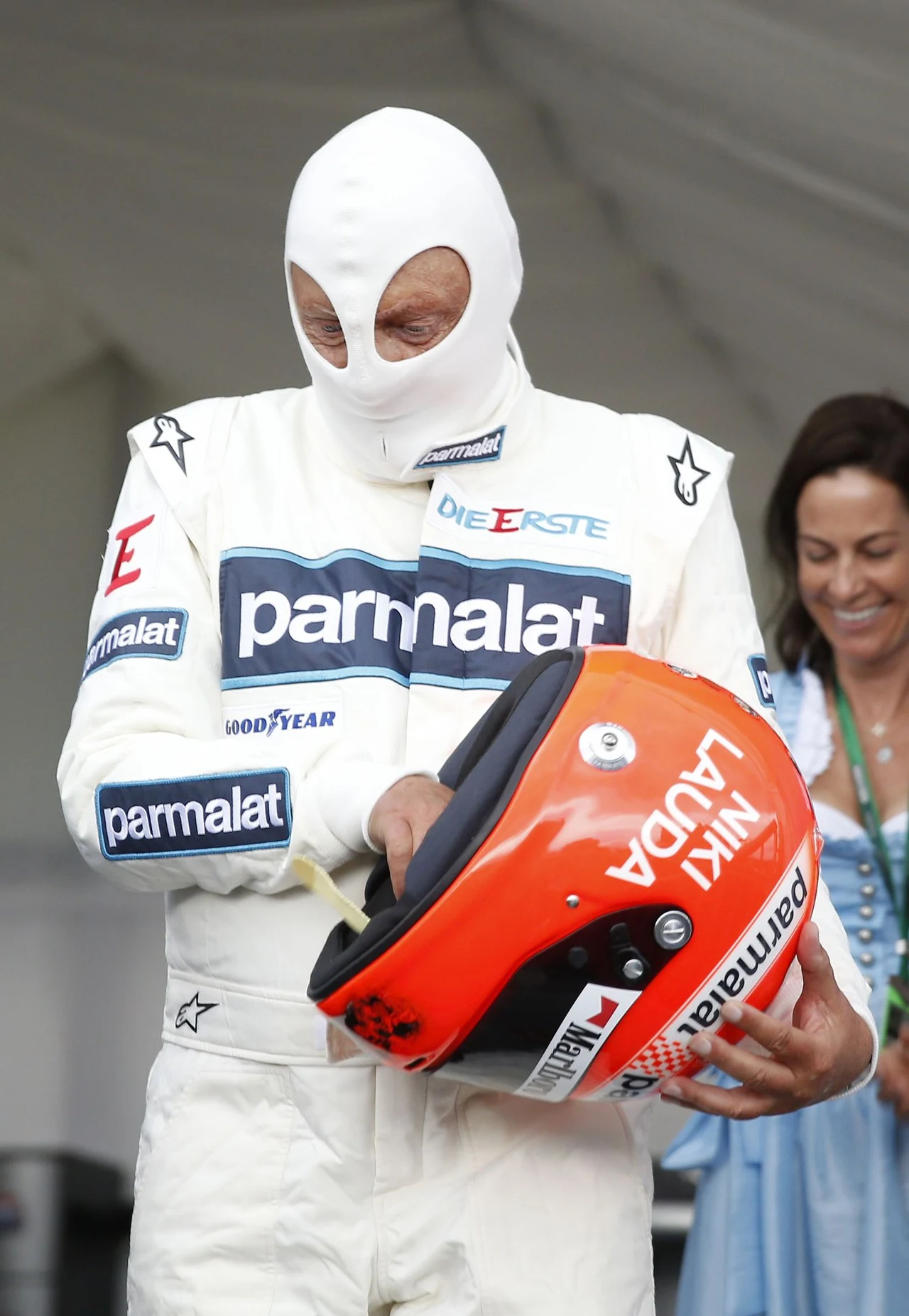 Niki Lauda trafił do Formuły 1 w 1972 roku, a trzy lata później zdobył pierwszy tytuł mistrza świata. W 1976 roku zmierzał po drugi tytuł mistrzowski, ale uległ groźnemu wypadkowi na niemieckim torze Nuerburgring. Wówczas wydawało się, że kariera sportowa Austriaka zakończy się nieszczęśliwie, tymczasem Lauda wrócił na tor już po sześciu tygodniach i do końca sezonu toczył zaciętą walkę o tytuł. Po drugie mistrzostwo sięgnął rok później, a trzeci tytuł zdobył w 1984 roku.