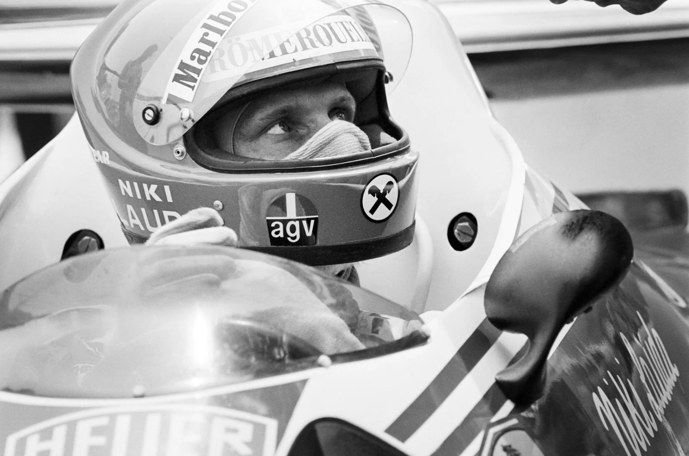 Niki Lauda trafił do Formuły 1 w 1972 roku, a trzy lata później zdobył pierwszy tytuł mistrza świata. W 1976 roku zmierzał po drugi tytuł mistrzowski, ale uległ groźnemu wypadkowi na niemieckim torze Nuerburgring. Wówczas wydawało się, że kariera sportowa Austriaka zakończy się nieszczęśliwie, tymczasem Lauda wrócił na tor już po sześciu tygodniach i do końca sezonu toczył zaciętą walkę o tytuł. Po drugie mistrzostwo sięgnął rok później, a trzeci tytuł zdobył w 1984 roku.