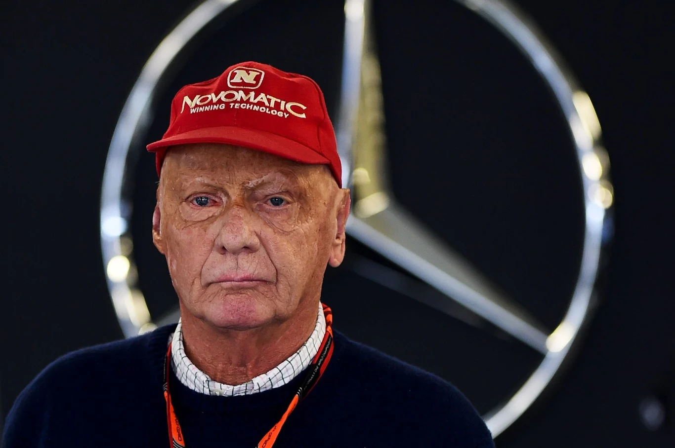 Niki Lauda trafił do Formuły 1 w 1972 roku, a trzy lata później zdobył pierwszy tytuł mistrza świata. W 1976 roku zmierzał po drugi tytuł mistrzowski, ale uległ groźnemu wypadkowi na niemieckim torze Nuerburgring. Wówczas wydawało się, że kariera sportowa Austriaka zakończy się nieszczęśliwie, tymczasem Lauda wrócił na tor już po sześciu tygodniach i do końca sezonu toczył zaciętą walkę o tytuł. Po drugie mistrzostwo sięgnął rok później, a trzeci tytuł zdobył w 1984 roku.