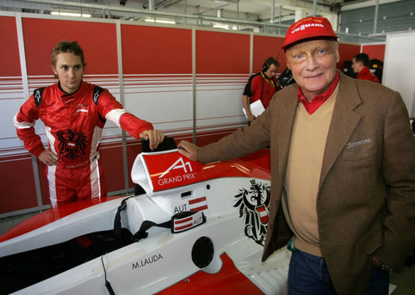 Niki Lauda trafił do Formuły 1 w 1972 roku, a trzy lata później zdobył pierwszy tytuł mistrza świata. W 1976 roku zmierzał po drugi tytuł mistrzowski, ale uległ groźnemu wypadkowi na niemieckim torze Nuerburgring. Wówczas wydawało się, że kariera sportowa Austriaka zakończy się nieszczęśliwie, tymczasem Lauda wrócił na tor już po sześciu tygodniach i do końca sezonu toczył zaciętą walkę o tytuł. Po drugie mistrzostwo sięgnął rok później, a trzeci tytuł zdobył w 1984 roku.