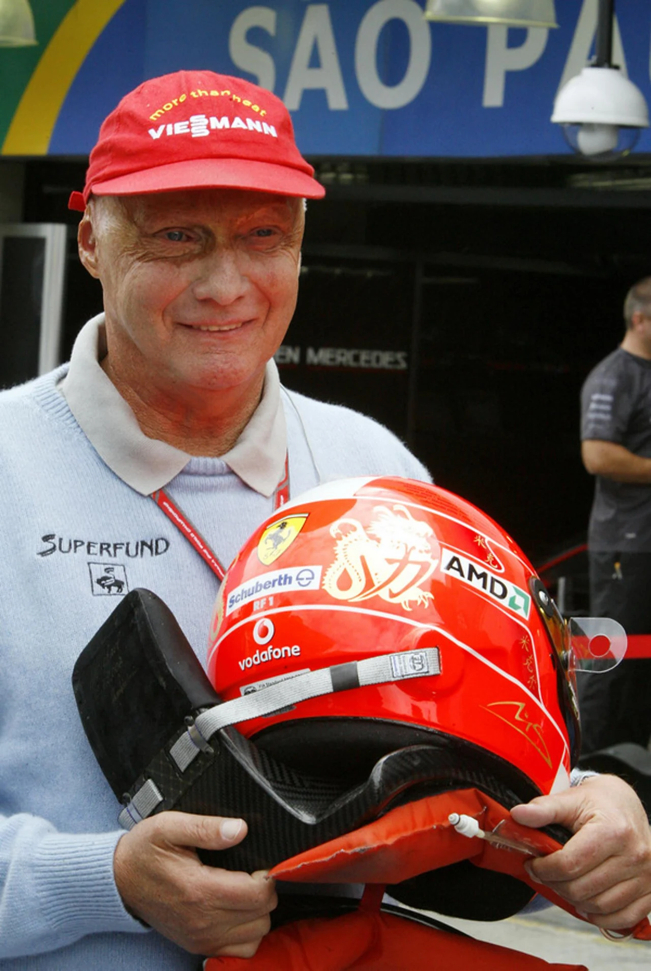 Niki Lauda trafił do Formuły 1 w 1972 roku, a trzy lata później zdobył pierwszy tytuł mistrza świata. W 1976 roku zmierzał po drugi tytuł mistrzowski, ale uległ groźnemu wypadkowi na niemieckim torze Nuerburgring. Wówczas wydawało się, że kariera sportowa Austriaka zakończy się nieszczęśliwie, tymczasem Lauda wrócił na tor już po sześciu tygodniach i do końca sezonu toczył zaciętą walkę o tytuł. Po drugie mistrzostwo sięgnął rok później, a trzeci tytuł zdobył w 1984 roku.