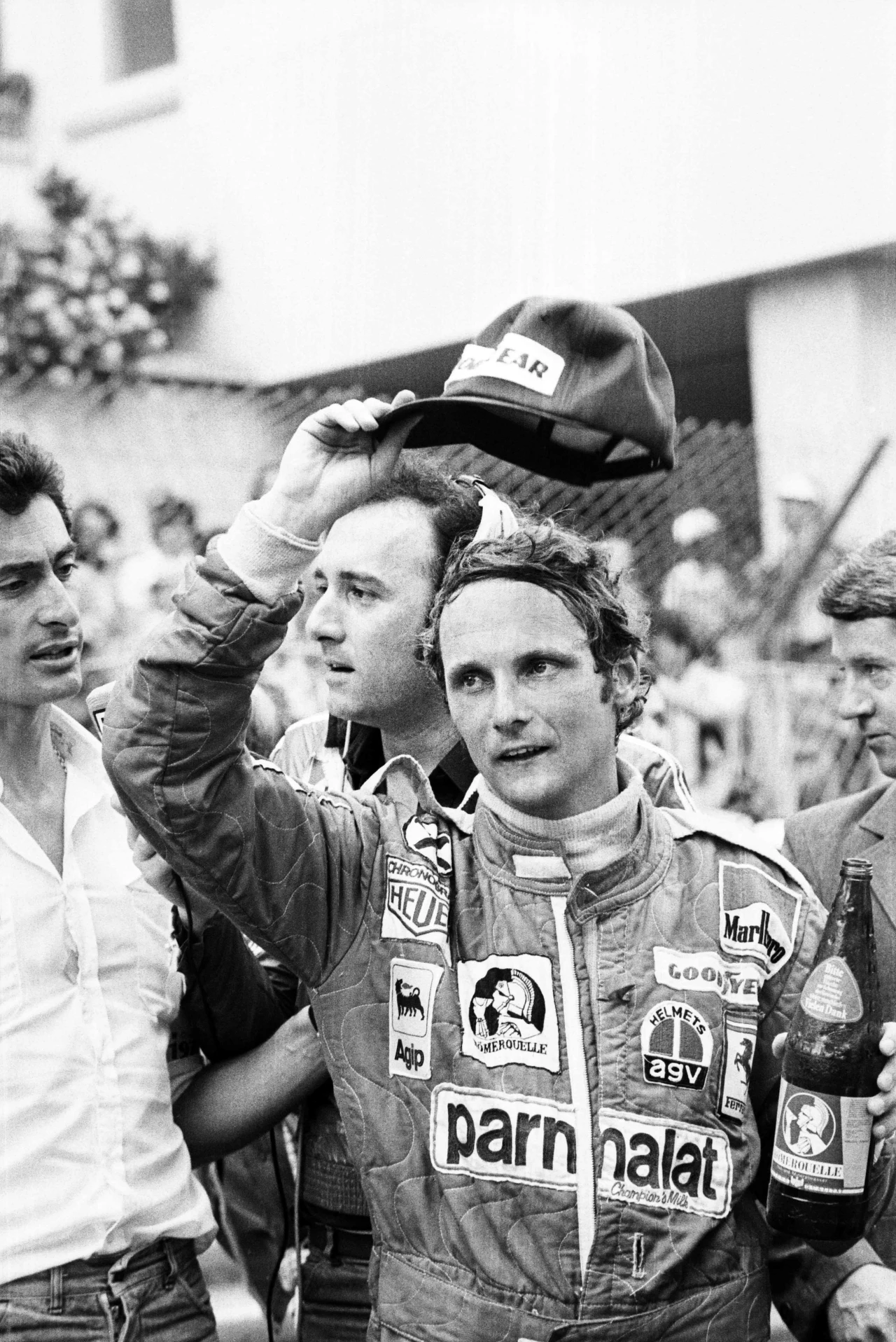 Niki Lauda trafił do Formuły 1 w 1972 roku, a trzy lata później zdobył pierwszy tytuł mistrza świata. W 1976 roku zmierzał po drugi tytuł mistrzowski, ale uległ groźnemu wypadkowi na niemieckim torze Nuerburgring. Wówczas wydawało się, że kariera sportowa Austriaka zakończy się nieszczęśliwie, tymczasem Lauda wrócił na tor już po sześciu tygodniach i do końca sezonu toczył zaciętą walkę o tytuł. Po drugie mistrzostwo sięgnął rok później, a trzeci tytuł zdobył w 1984 roku.