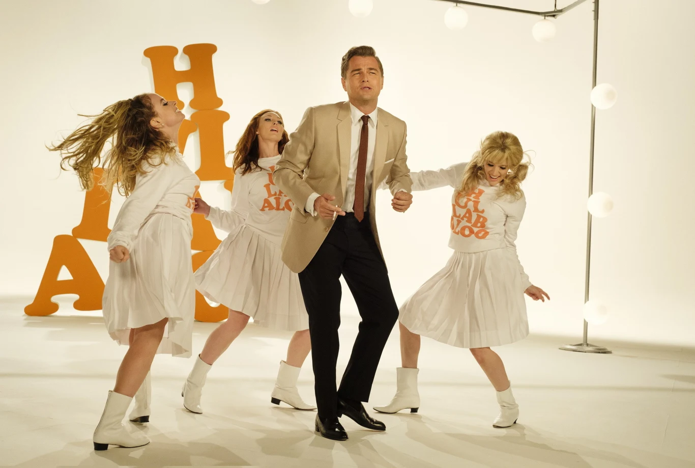Leonardo DiCaprio w scenie z filmu "Pewnego razu w... Hollywood"