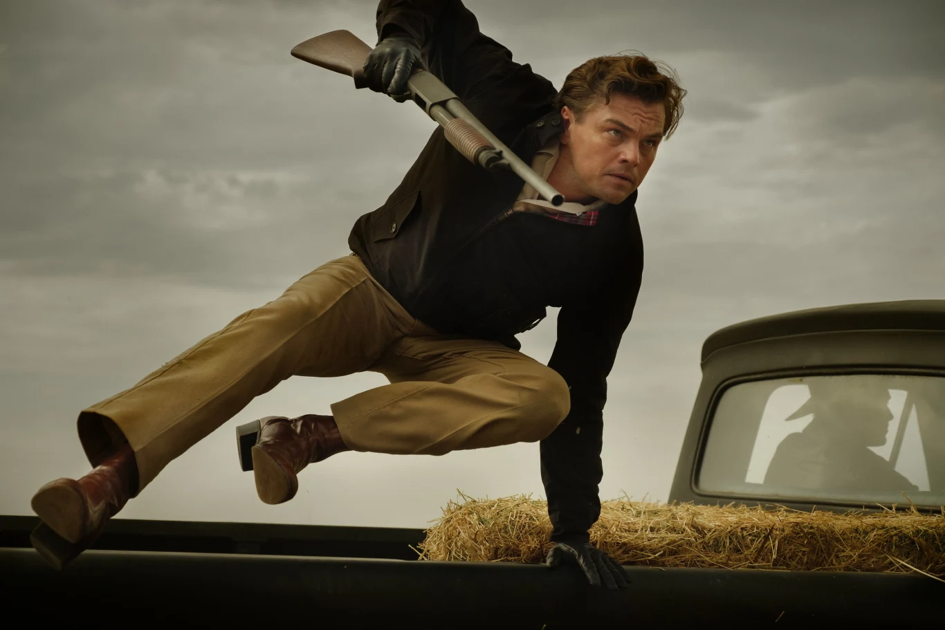 Leonardo DiCaprio w scenie z filmu "Pewnego razu w... Hollywood"