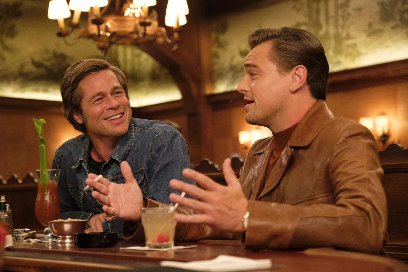 Brad Pitt i Leonardo DiCaprio w scenie z filmu "Pewnego razu w... Hollywood"