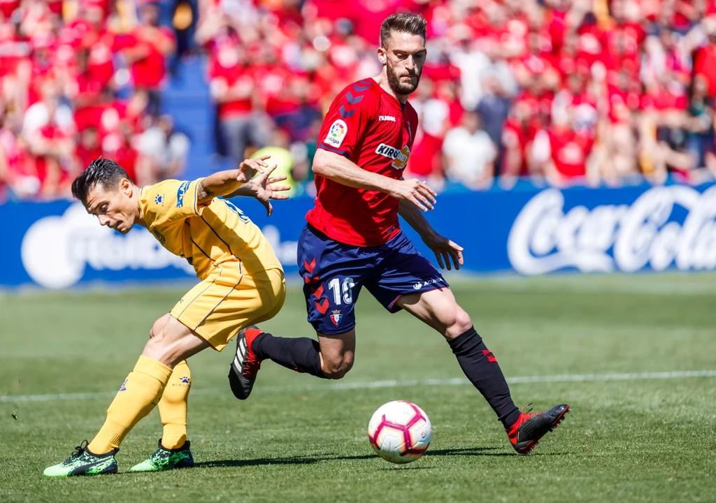 Osasuna znowu zagra w hiszpańskiej Primera Division. Na zdjęciu przy piłce Roberto Torres Osasuna znowu zagra w hiszpańskiej Primera Division. Na zdjęciu przy piłce Roberto Torres