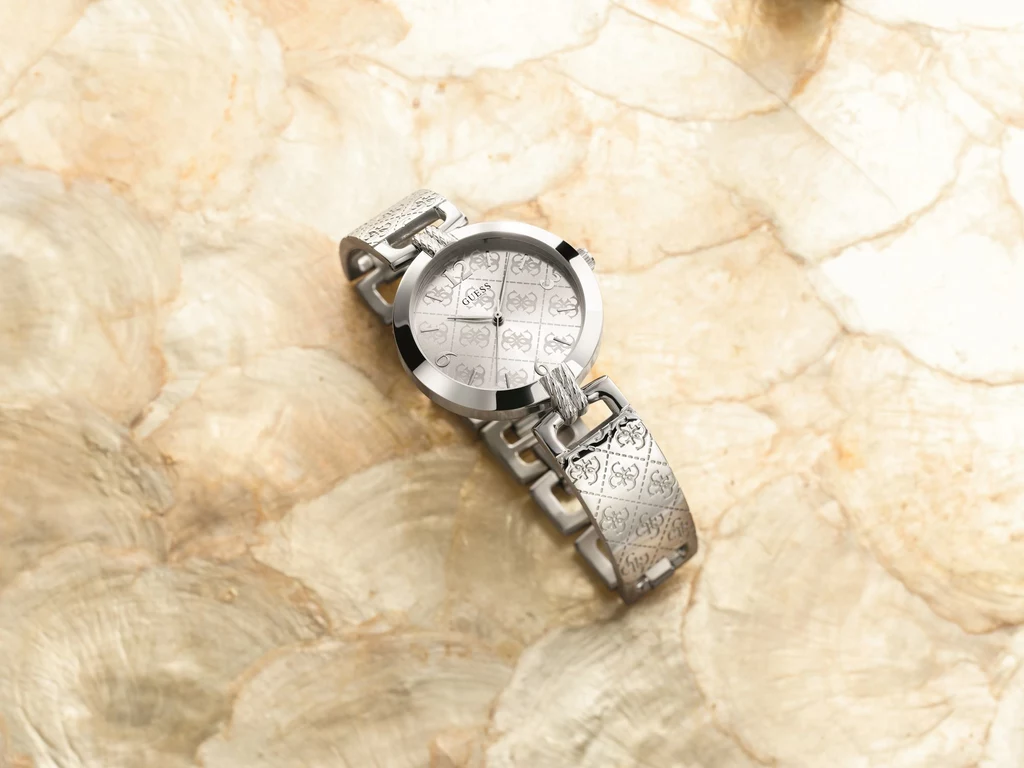 Kolekcja G-LUXE to trzy modele. GUESS W1228L1 w kolorze srebrnym, W1228L2 w kolorze złotym oraz W1228L3 w odcieniu różowego złota, które cieszy się ogromną popularnością. Zegarki wykonano z wysokiej jakości stali szlachetnej. Dla komfortu i wygody bransolety zostały zwieńczone tzw. systemem G-LINK. Dzięki temu samodzielnie możemy dopasować zegarek do nadgarstka bez konieczności wizyty u zegarmistrza. Wystarczy odpiąć odpowiednią ilość ogniw i cieszyć się nowym, przepięknym akcesorium dopełniającym stylizację. Kolekcja G-LUXE to trzy modele. GUESS W1228L1 w kolorze srebrnym, W1228L2 w kolorze złotym oraz W1228L3 w odcieniu różowego złota, które cieszy się ogromną popularnością. Zegarki wykonano z wysokiej jakości stali szlachetnej. Dla komfortu i wygody bransolety zostały zwieńczone tzw. systemem G-LINK. Dzięki temu samodzielnie możemy dopasować zegarek do nadgarstka bez konieczności wizyty u zegarmistrza. Wystarczy odpiąć odpowiednią ilość ogniw i cieszyć się nowym, przepięknym akcesorium dopełniającym stylizację.