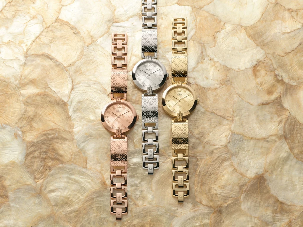 Kolekcja G-LUXE to trzy modele. GUESS W1228L1 w kolorze srebrnym, W1228L2 w kolorze złotym oraz W1228L3 w odcieniu różowego złota, które cieszy się ogromną popularnością. Zegarki wykonano z wysokiej jakości stali szlachetnej. Dla komfortu i wygody bransolety zostały zwieńczone tzw. systemem G-LINK. Dzięki temu samodzielnie możemy dopasować zegarek do nadgarstka bez konieczności wizyty u zegarmistrza. Wystarczy odpiąć odpowiednią ilość ogniw i cieszyć się nowym, przepięknym akcesorium dopełniającym stylizację. Kolekcja G-LUXE to trzy modele. GUESS W1228L1 w kolorze srebrnym, W1228L2 w kolorze złotym oraz W1228L3 w odcieniu różowego złota, które cieszy się ogromną popularnością. Zegarki wykonano z wysokiej jakości stali szlachetnej. Dla komfortu i wygody bransolety zostały zwieńczone tzw. systemem G-LINK. Dzięki temu samodzielnie możemy dopasować zegarek do nadgarstka bez konieczności wizyty u zegarmistrza. Wystarczy odpiąć odpowiednią ilość ogniw i cieszyć się nowym, przepięknym akcesorium dopełniającym stylizację.