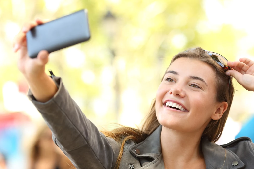 "Efekt selfie" to silne uzależnienie, na które szczególnie podatne jest  młode pokolenie (generacja Y i Z)