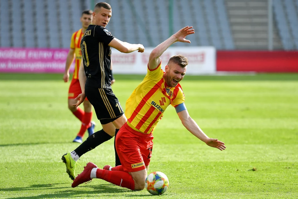 Bartosz Rymaniak (z prawej) w zaskakujących okolicznościach żegna się z Koroną Bartosz Rymaniak (z prawej) w zaskakujących okolicznościach żegna się z Koroną