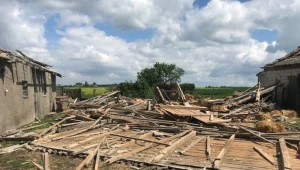 Zniszczenia po przejściu trąby powietrznej