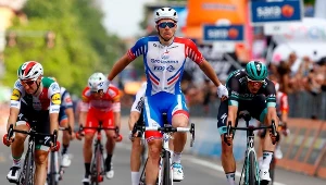 Arnaud Demare triumfuje