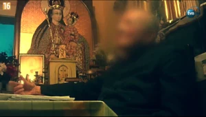 Reporterzy TVN24 rozmawiali z ks. M. /Kadr z "Czarno na Białym"