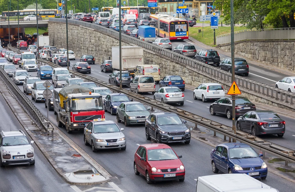 CEPiK zawyża liczbę aut w Polsce o ok. 6 mln. Ale miasta i tak są zakorkowane