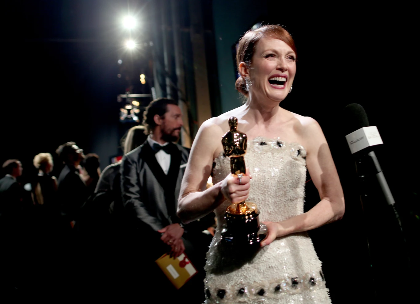 W 2014 roku aktorka wcieliła się w rolę uznanej profesor, która zaczyna zdradzać symptomy choroby Alzheimera, w filmie "Motyl – Still Alice". Rola walczącej z chorobą kobiety okazała się jedną z najlepszych w jej karierze. W sezonie nagród nie miała sobie równych. Zwieńczeniem szeregu wyróżnień był długo wyczekiwany Oscar. "Podobno zwycięzcy Oscara żyją o pięć lat dłużej. Jeśli to prawda, to chciałam z całego serca podziękować Akademii, bo mój mąż jest ode mnie o kilka lat młodszy" – żartowała podczas ceremonii.

Na zdjęciu: Julianne Moore