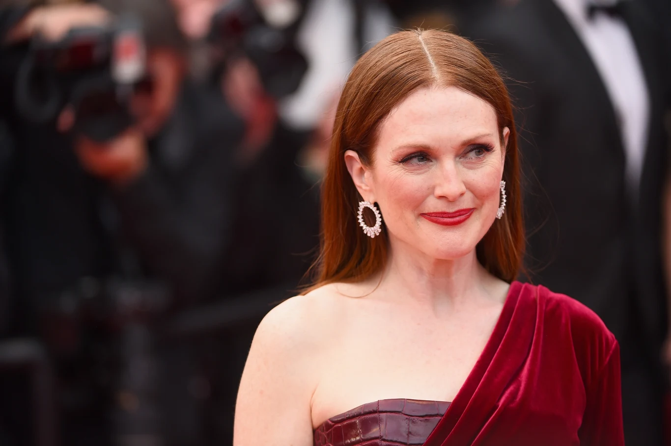 Julianne Moore można podziwiać na ekranach już od ponad 35 lat. Ma na swym koncie prawie 100 ról filmowych. Jakie role doprowadziły ją do miejsca, w którym jest dzisiaj?
Urodziła się 3 grudnia 1960 roku jako Julie Anne Smith. W pierwszych latach swojego życia często przeprowadzała się z powodu wojskowej kariery swojego ojca. W 1983 roku ukończyła studia na wydziale aktorskim Uniwersytetu w Bostonie. Wtedy też zmieniła imię – okazało się, że jest już nazywająca się identycznie aktorka. Jako Julianne Moore przeniosła się do Nowego Jorku, gdzie zaczęła występować w lokalnych teatrach.