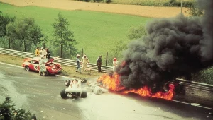 Niki Lauda ledwo uszedł z życiem po pożarze bolidu w 1976 roku
