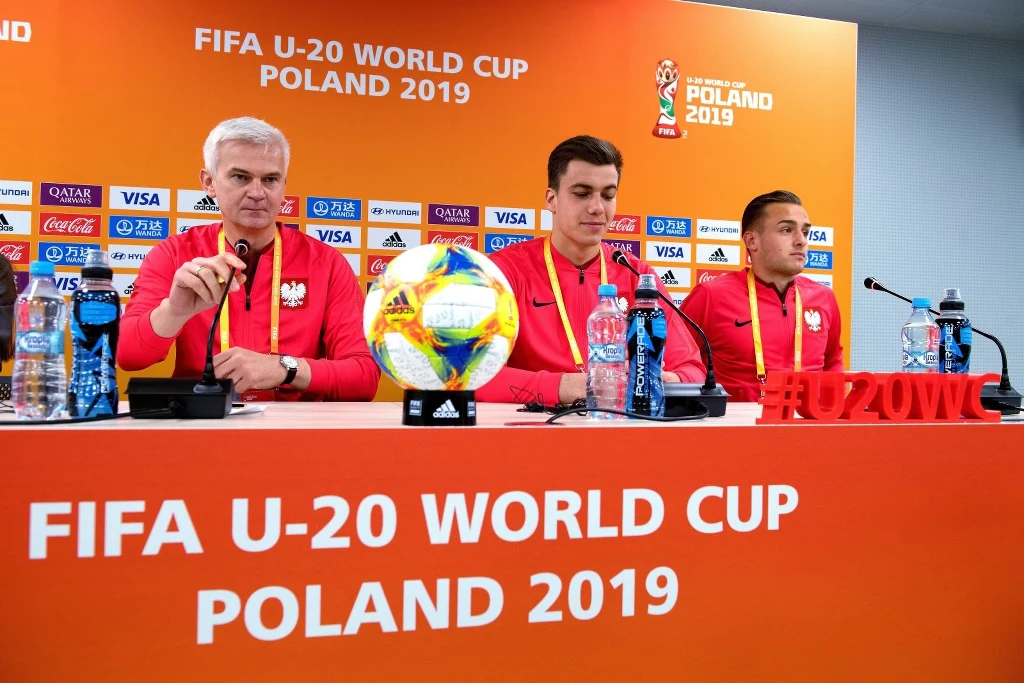 Selekcjoner młodzieżowej reprezentacji Polski w piłce nożnej Jacek Magiera (L), oraz bramkarz Radosław Majecki (C) i pomocnik Dawid Kopacz Selekcjoner młodzieżowej reprezentacji Polski w piłce nożnej Jacek Magiera (L), oraz bramkarz Radosław Majecki (C) i pomocnik Dawid Kopacz