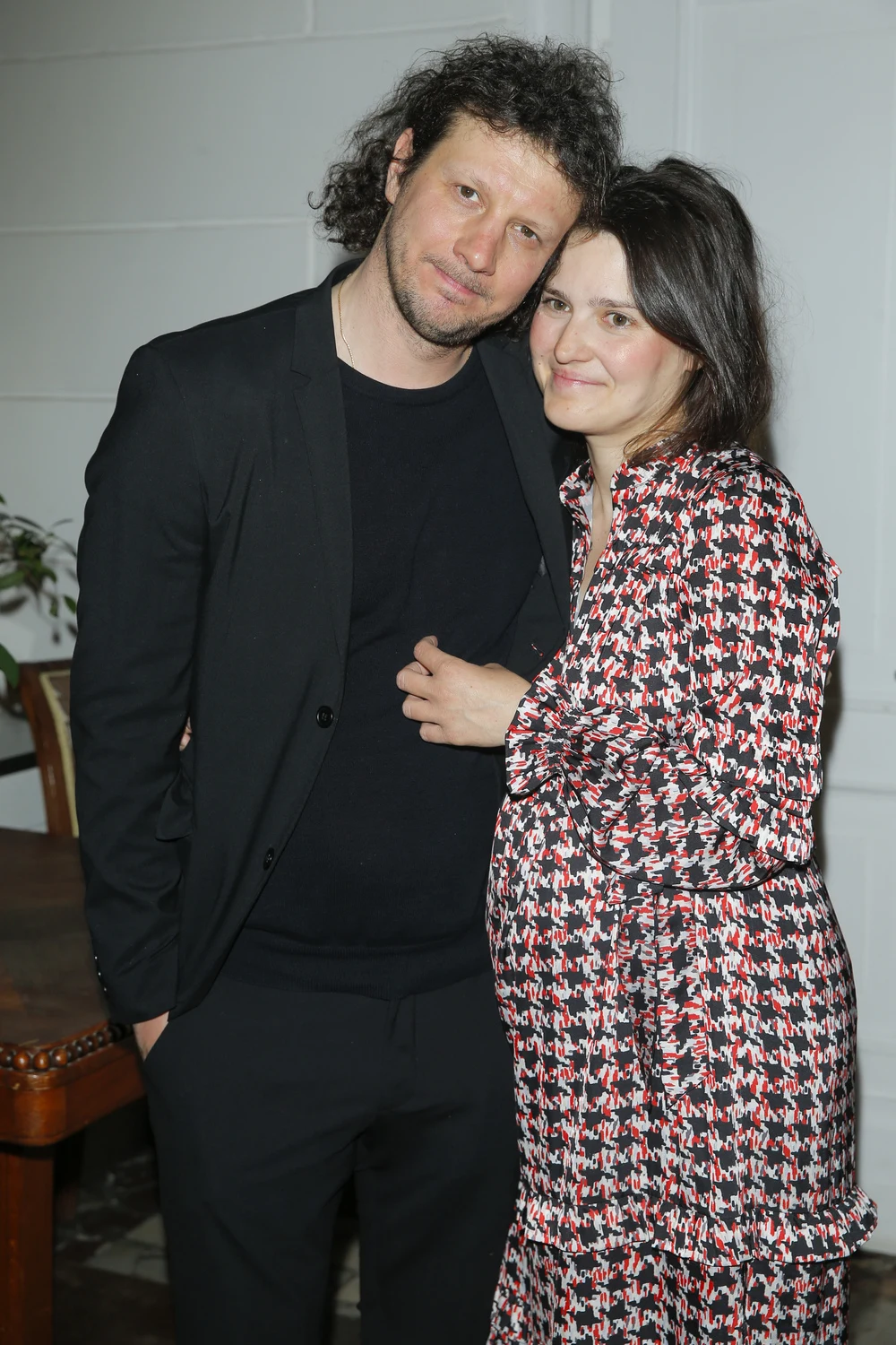 Wojciech Solarz z ciężarną partnerką