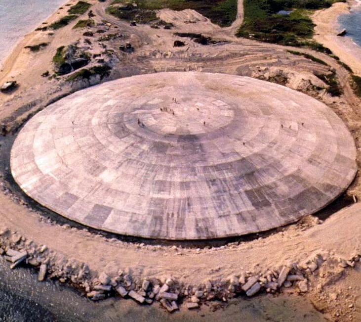 Nuklearny sarkofag na wyspie Runit Nuklearny sarkofag na wyspie Runit