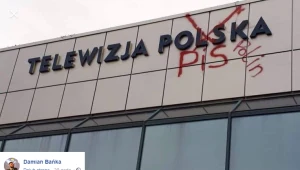 Zdewastowana elewacja na budynku TVP w Rzeszowie 