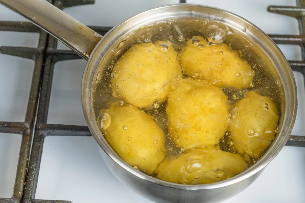 Woda po gotowanych ziemniakach zawiera m.in.: potas, żelazo, magnez, fosfor, wapń i sporo witamin 