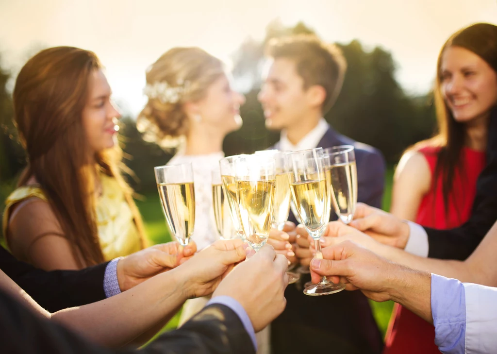 Państwo młodzi najlepiej znają swoich gości i wiedzą, czy będą w stanie bawić się na weselu bez wódki