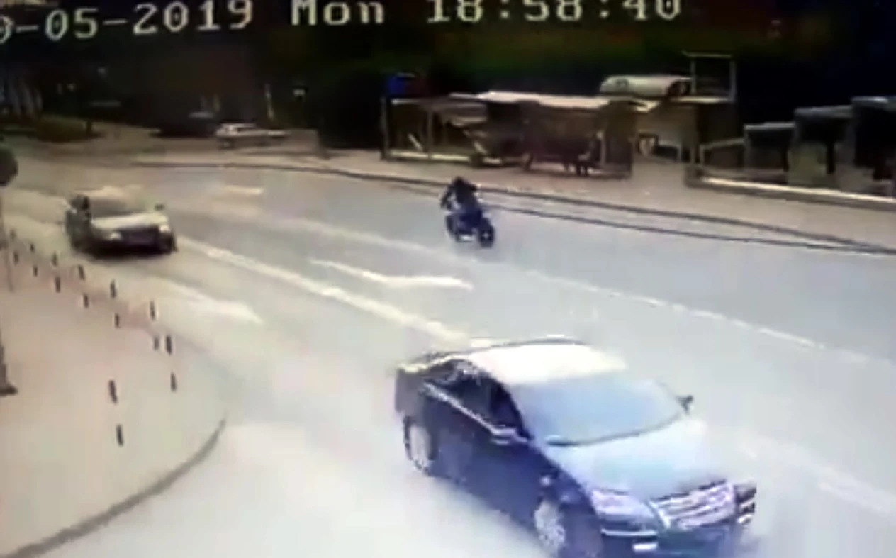 Kadr z kamery monitoringu. Dwie sekundy później motocyklista już nie żył