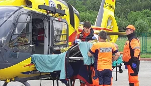 Mężczyznę zabrał śmigłowiec Lotniczego Pogotowia Ratunkowego